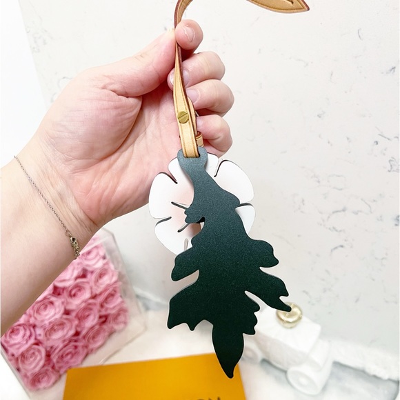 Authentic Louis Vuitton New SS21 By The Pool Leather Flower Bag Charm - Picture 10 of 13